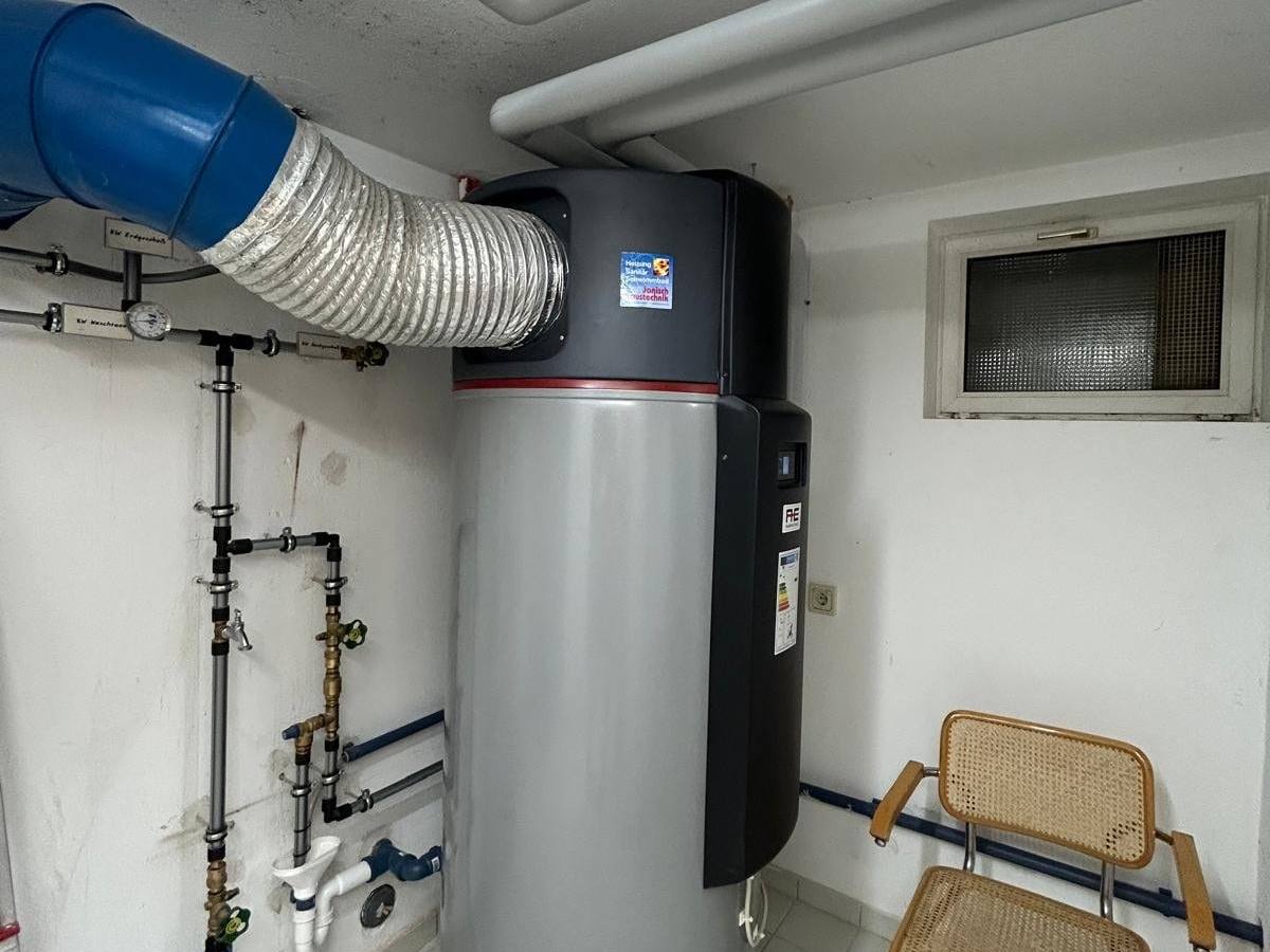Warmwasser-Wärmepumpe mit Luftkanalanschluss in einem gefliesten Kellerraum