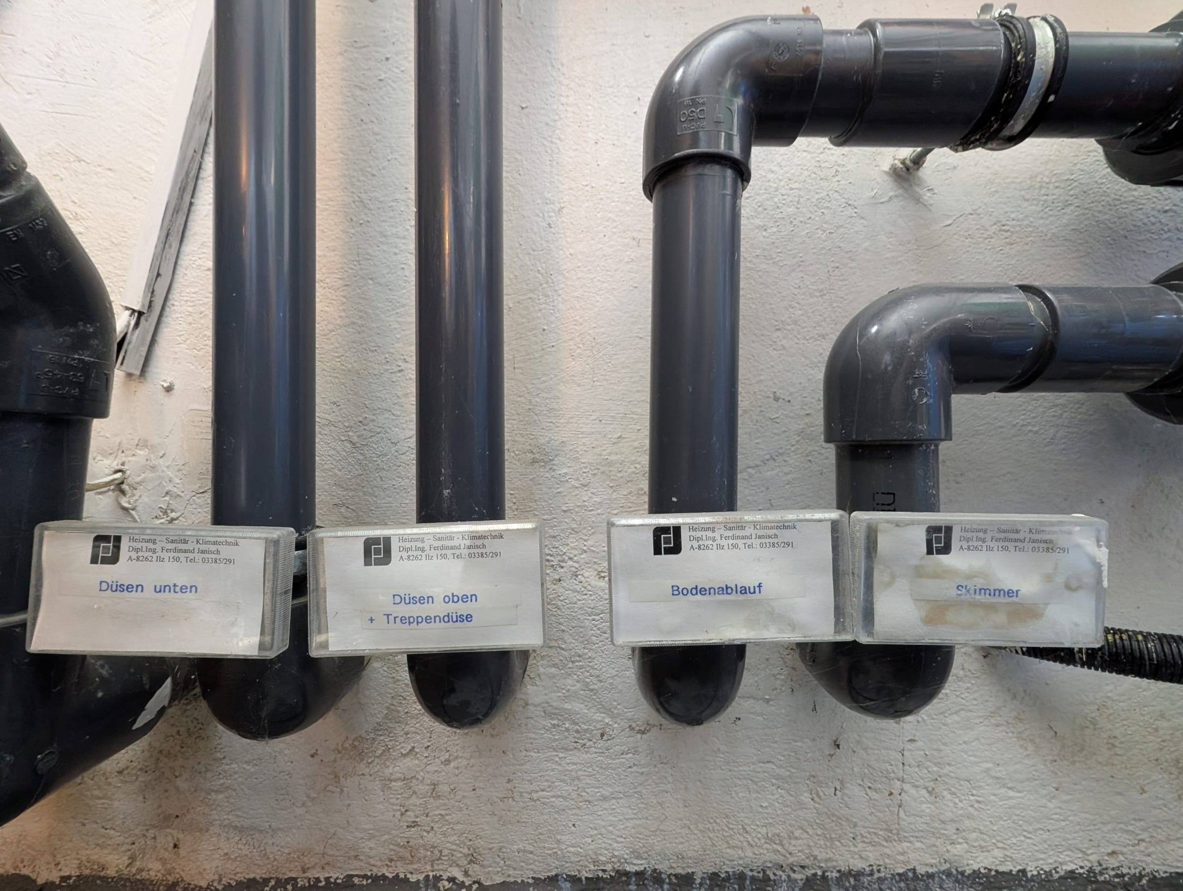 Poolleitungen mit alten Janisch-Etiketten: Düsen unten, Düsen oben, Bodenablauf und Skimmer