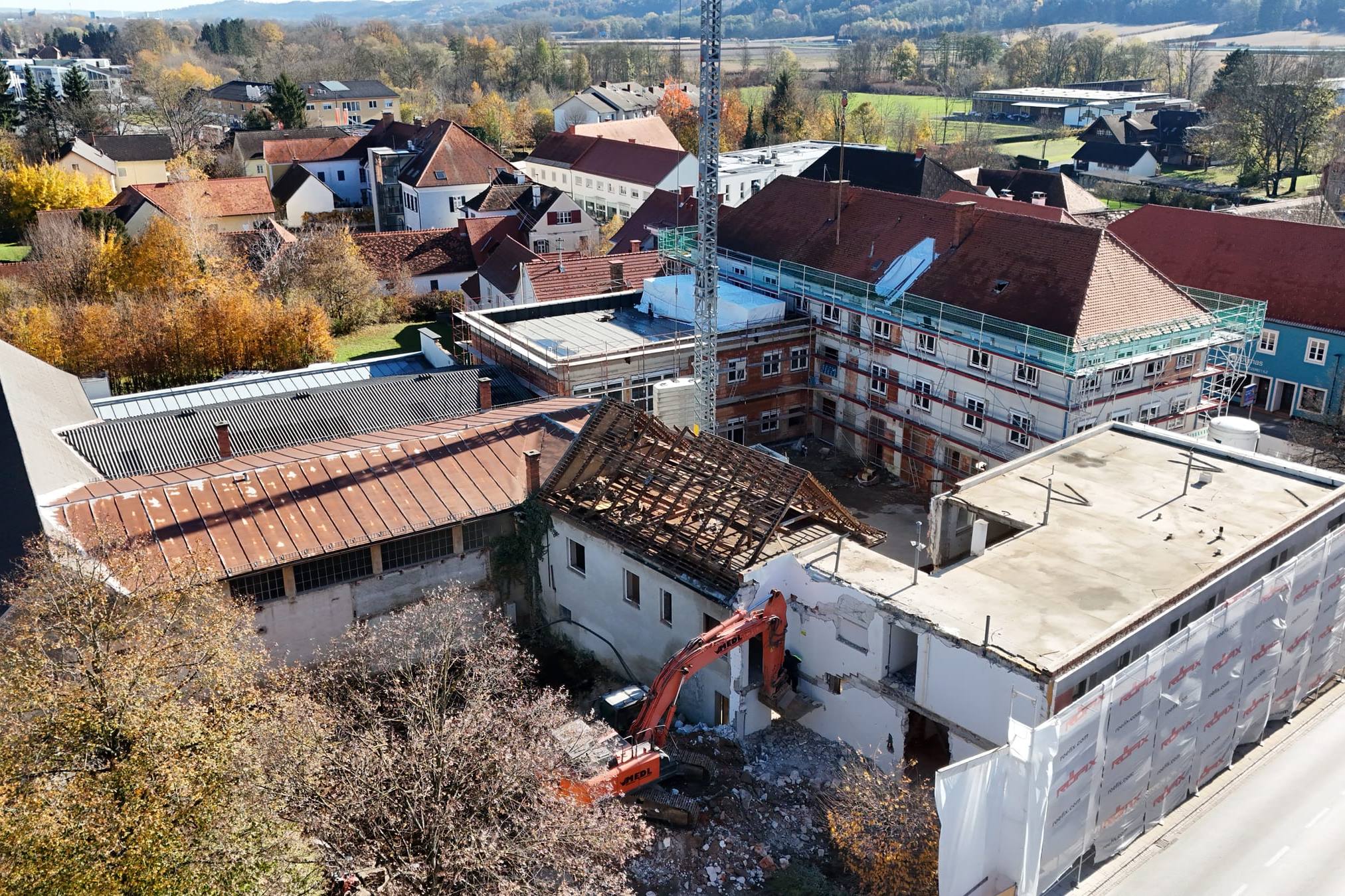Drohnenblick auf die Baustelle des Gesundheitszentrums Ilz 150 mit Baukran im Herbst