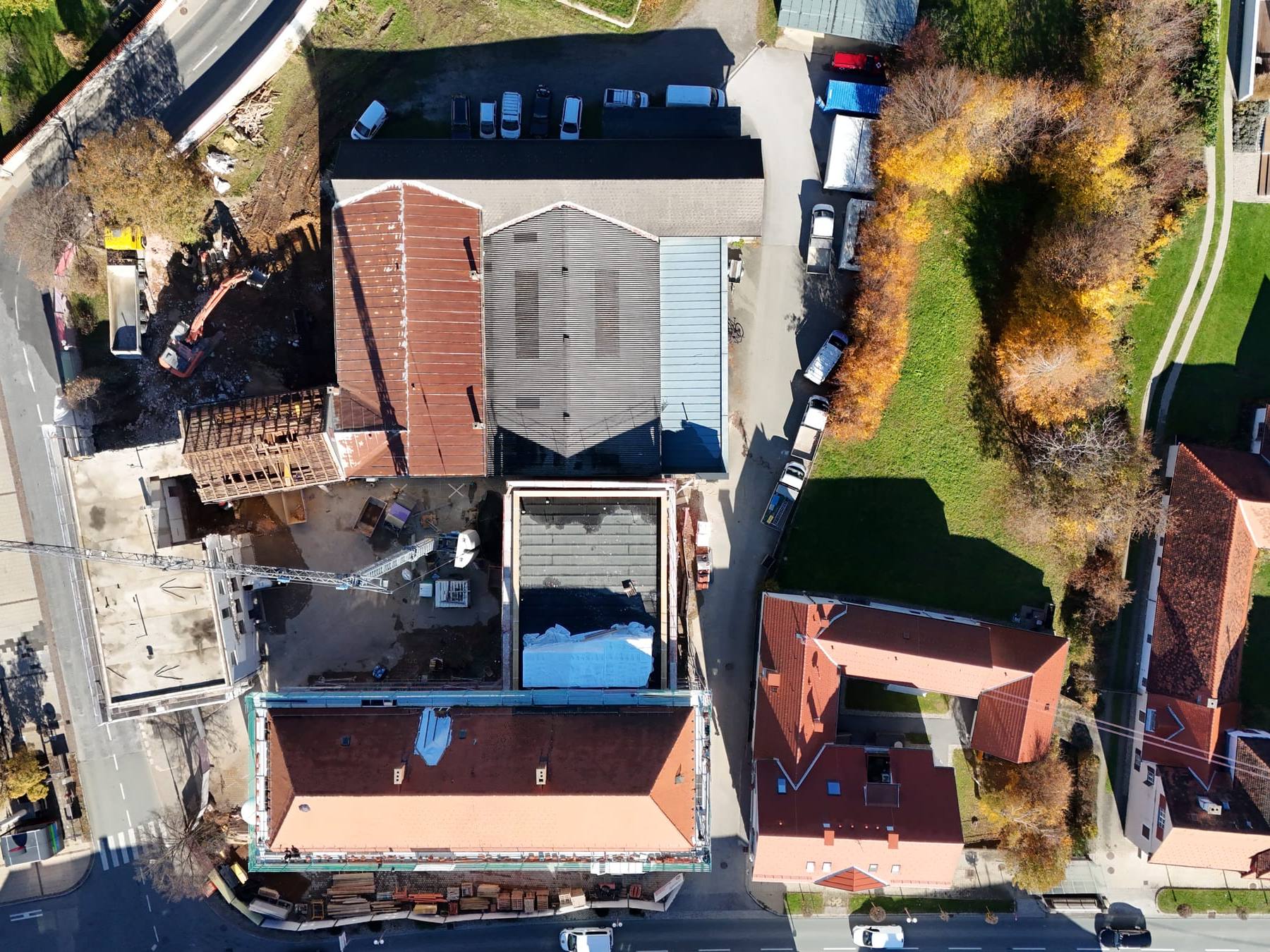 Drohnenblick senkrecht von oben auf die Baustelle in Ilz 150 mit Rohbau und Innenhof im Herbst