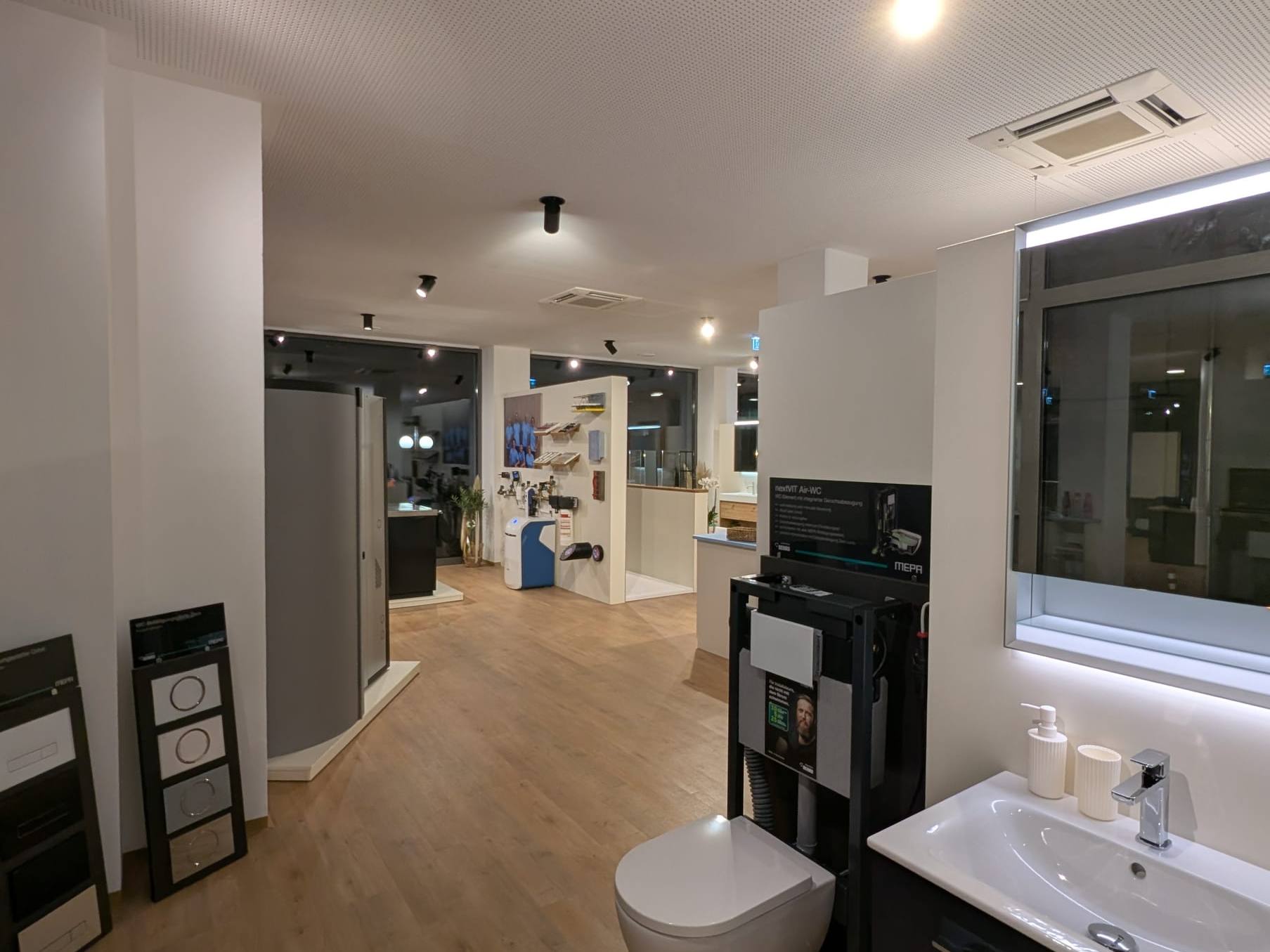 Badausstellung mit Waschtisch, Spiegelschrank und Wand-WC
