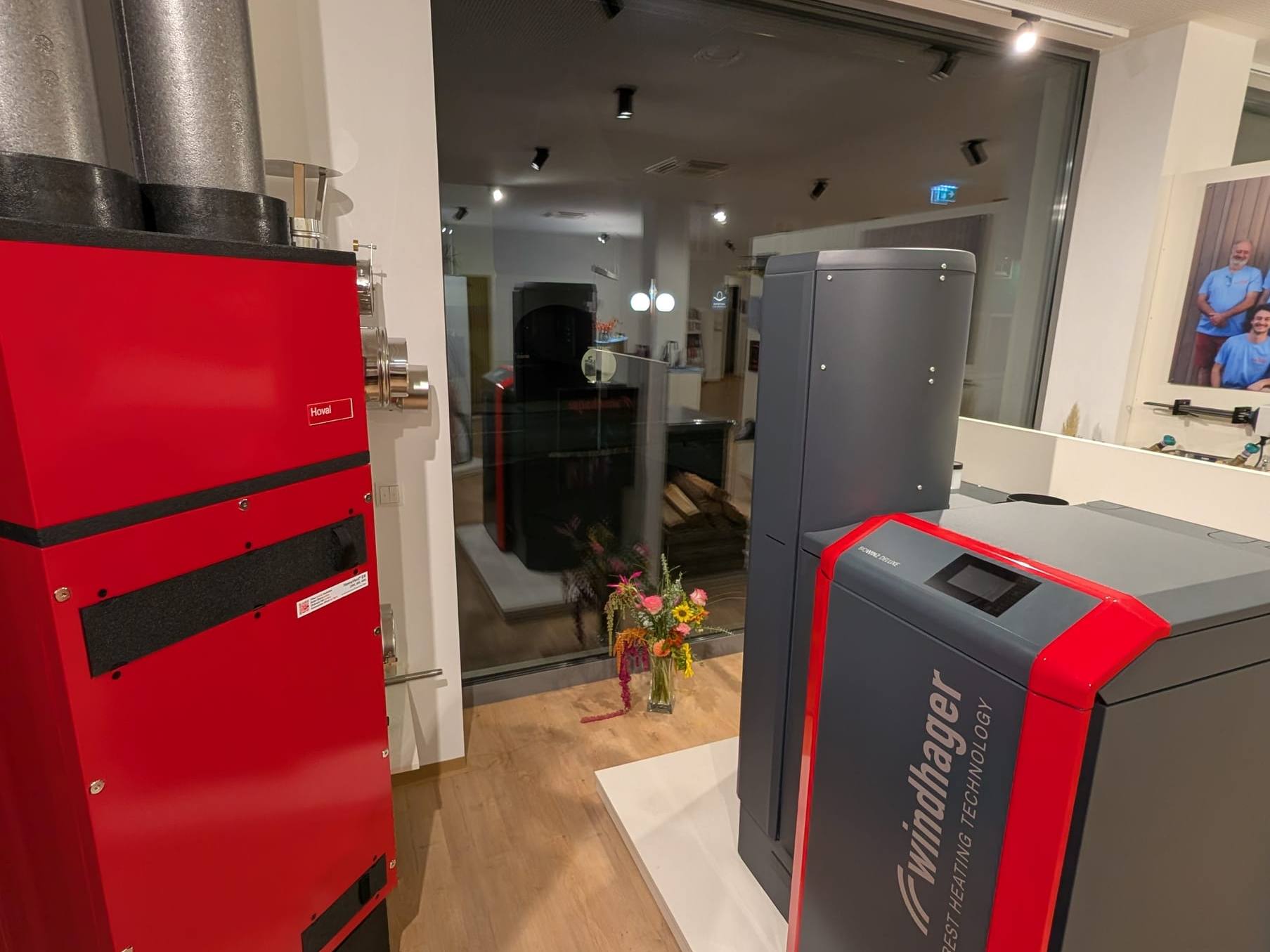 Heizkessel in Rot und Grau nebeneinander im Schauraum