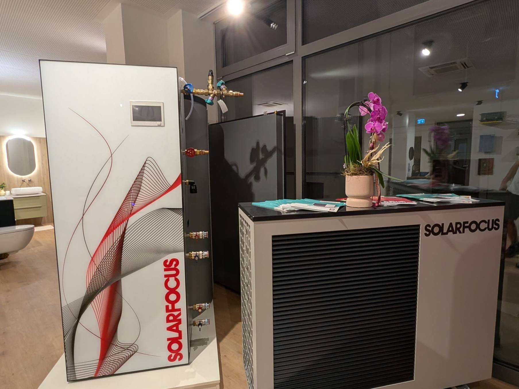 SOLARFOCUS-Wärmepumpe und Speicher im Schauraum