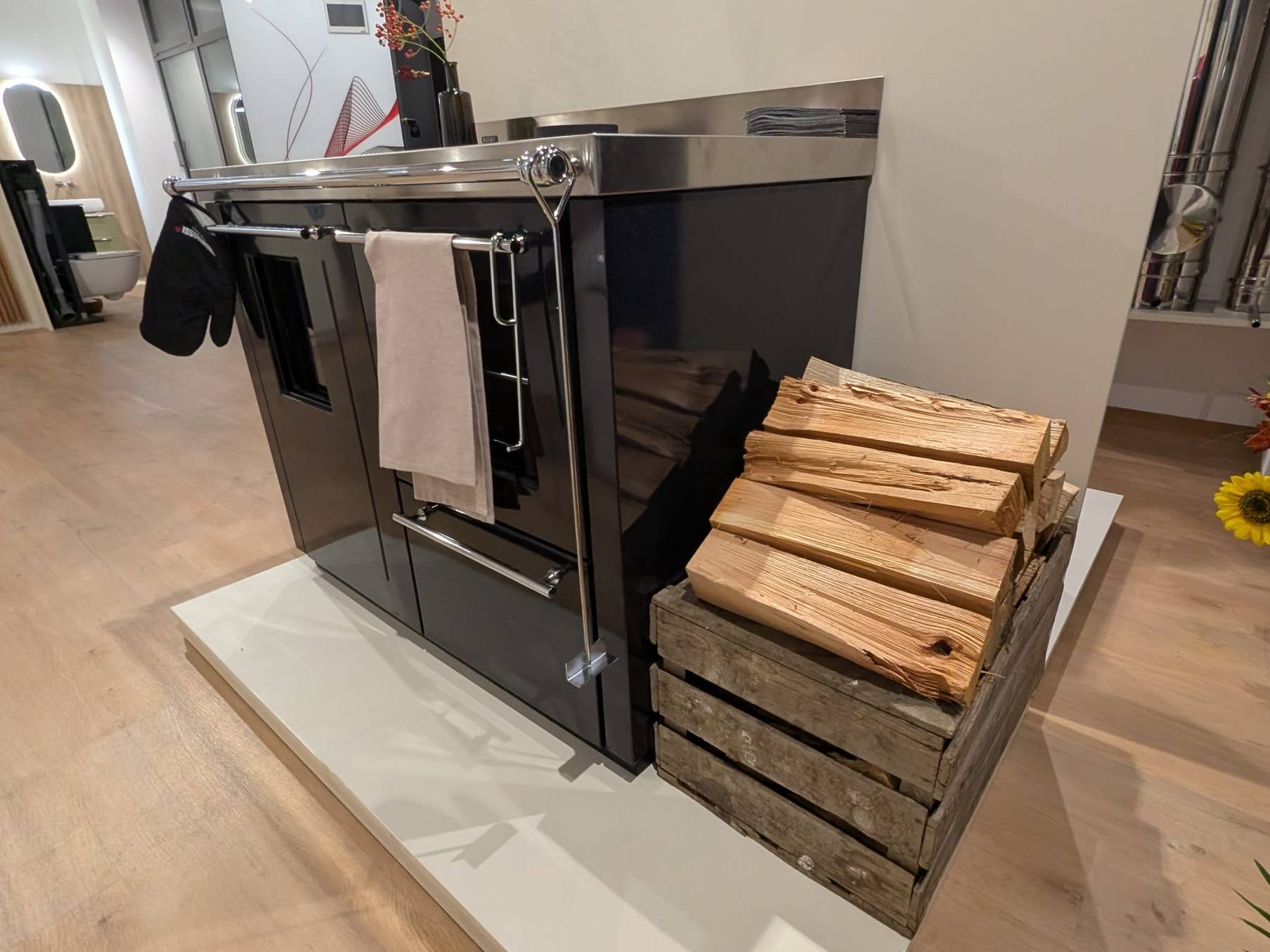 Stückholzkessel mit gestapelten Holzscheiten im Schauraum