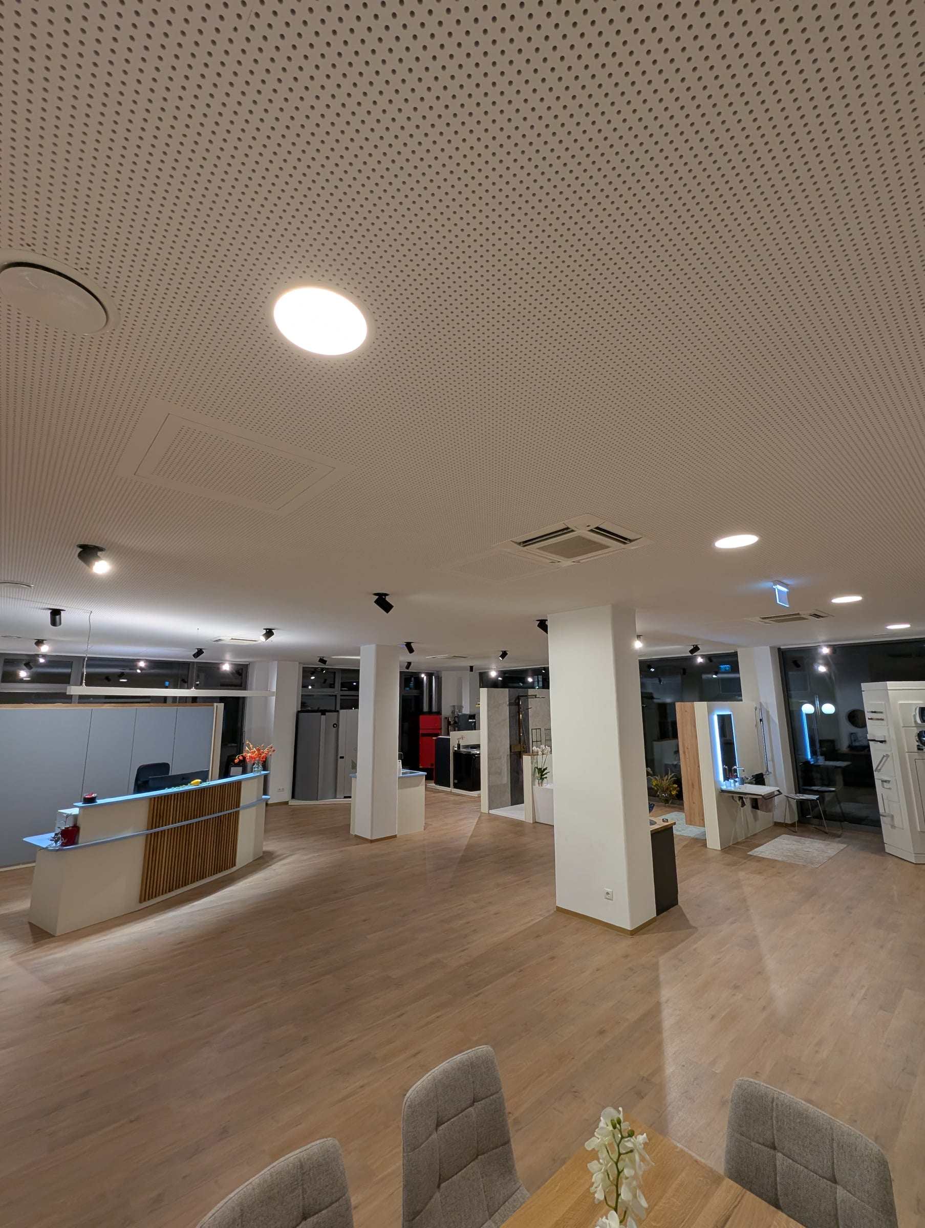 Blick in den neuen Schauraum von Janisch Haustechnik mit Holzboden, Bädern, Armaturen und Heiztechnik