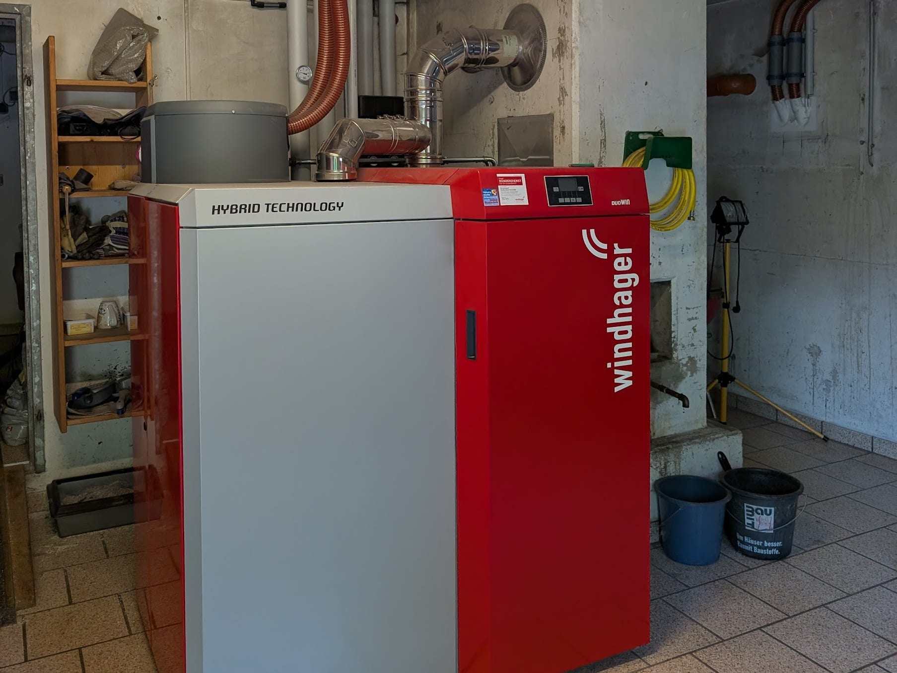 Kombikessel Windhager DuoWIN für Stückholz und Pellets in einem gefliesten Heizraum