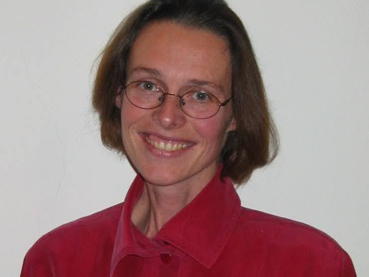 Porträt von DI Luise Janisch mit Brille und roter Bluse, ältere Aufnahme