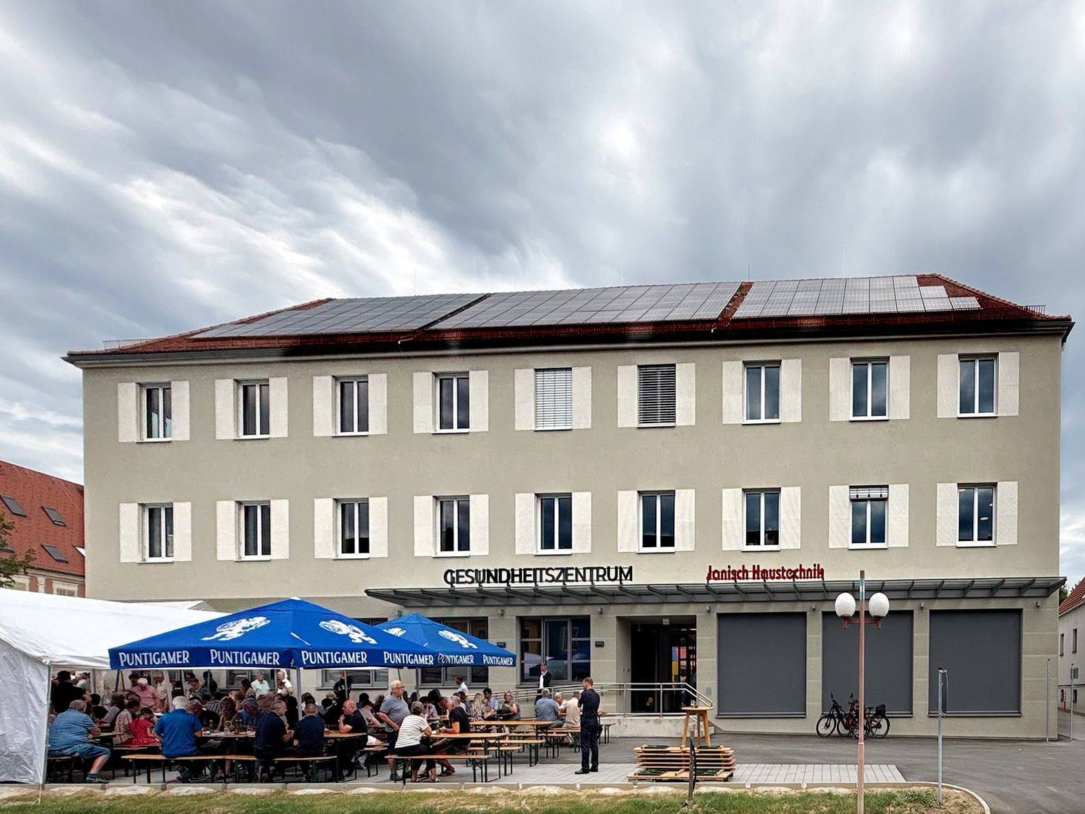 Das renovierte Hauptgebäude Ilz 150 mit dem Schriftzug Gesundheitszentrum, davor Festzelte zur Eröffnung