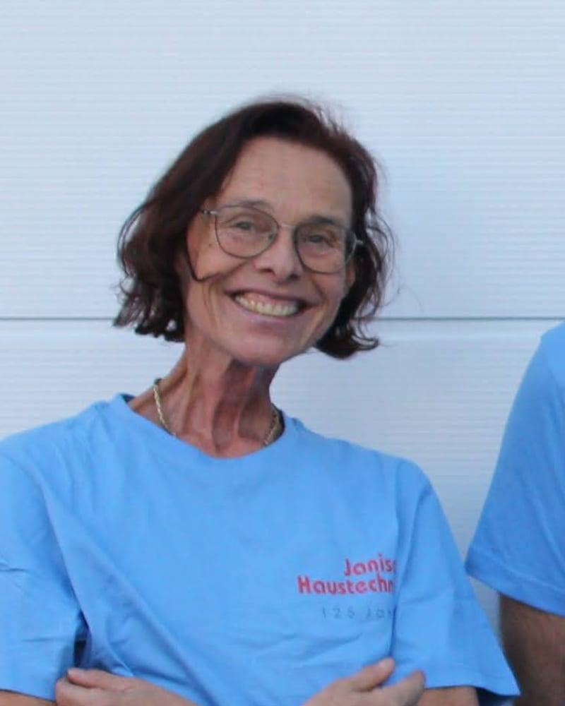Porträt von DI Luise Janisch im hellblauen Janisch-Haustechnik-T-Shirt