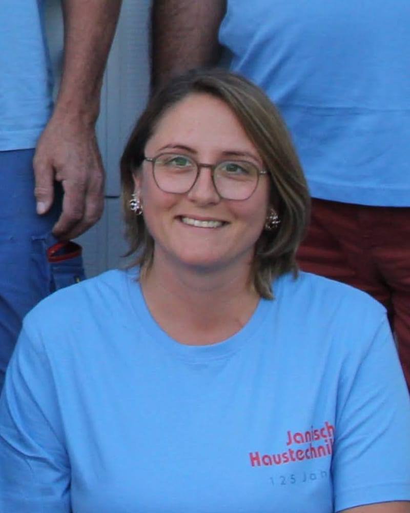 Porträt von Susanne Thimischl im hellblauen Janisch-Haustechnik-T-Shirt