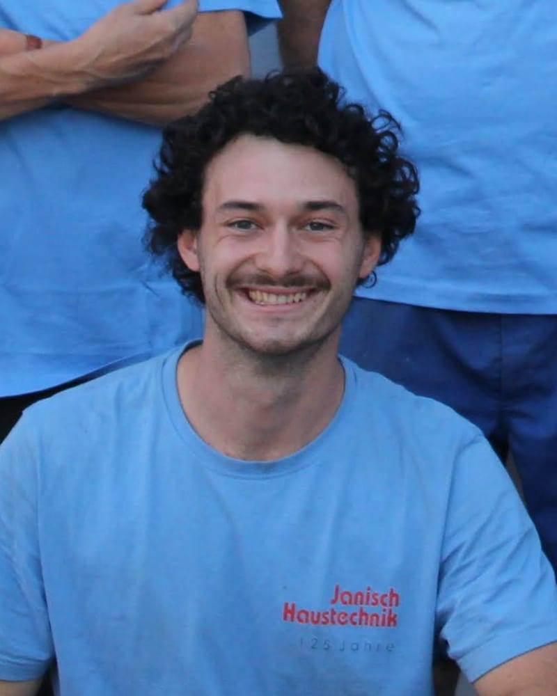 Porträt von Silvan Tesar im hellblauen Janisch-Haustechnik-T-Shirt
