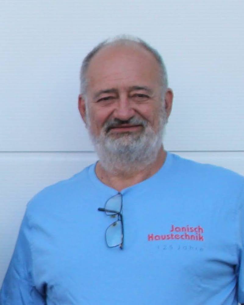 Porträt von DI Robert Tesar im hellblauen Janisch-Haustechnik-T-Shirt