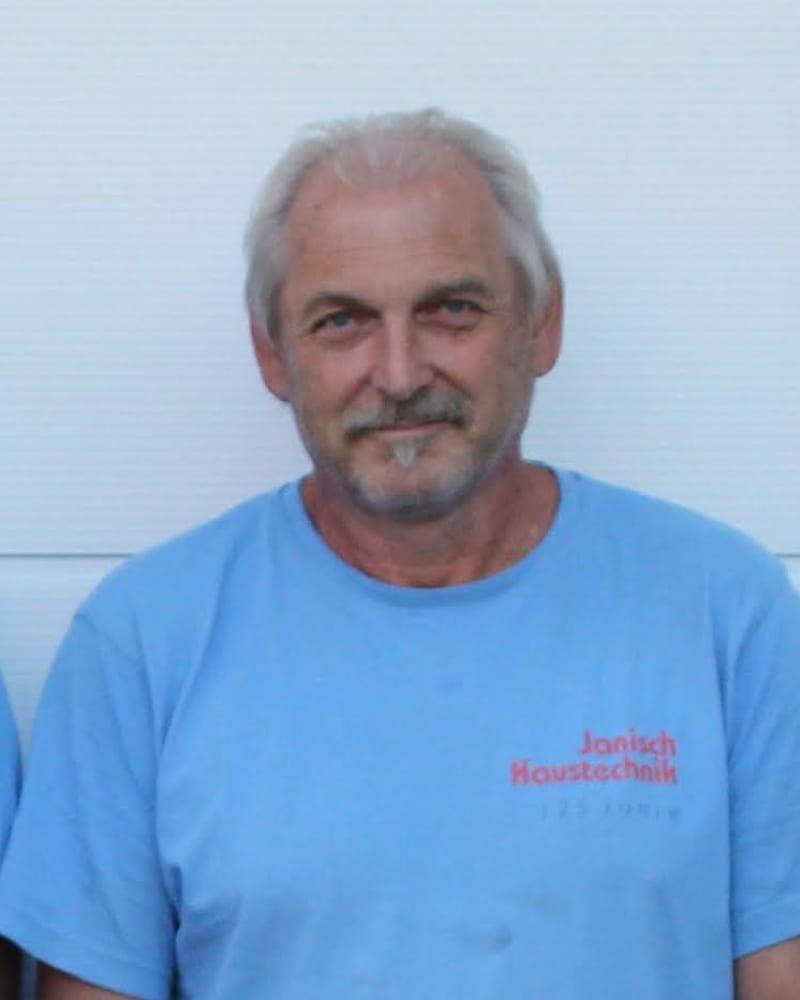 Porträt von Manfred Pußwald im hellblauen Janisch-Haustechnik-T-Shirt