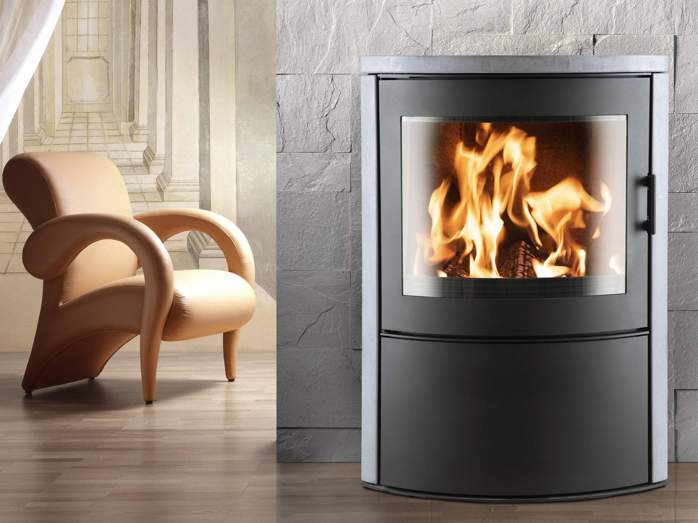 Kaminofen Nordkette von Stocker mit runder Front und Holzfeuer, Herstellerbild