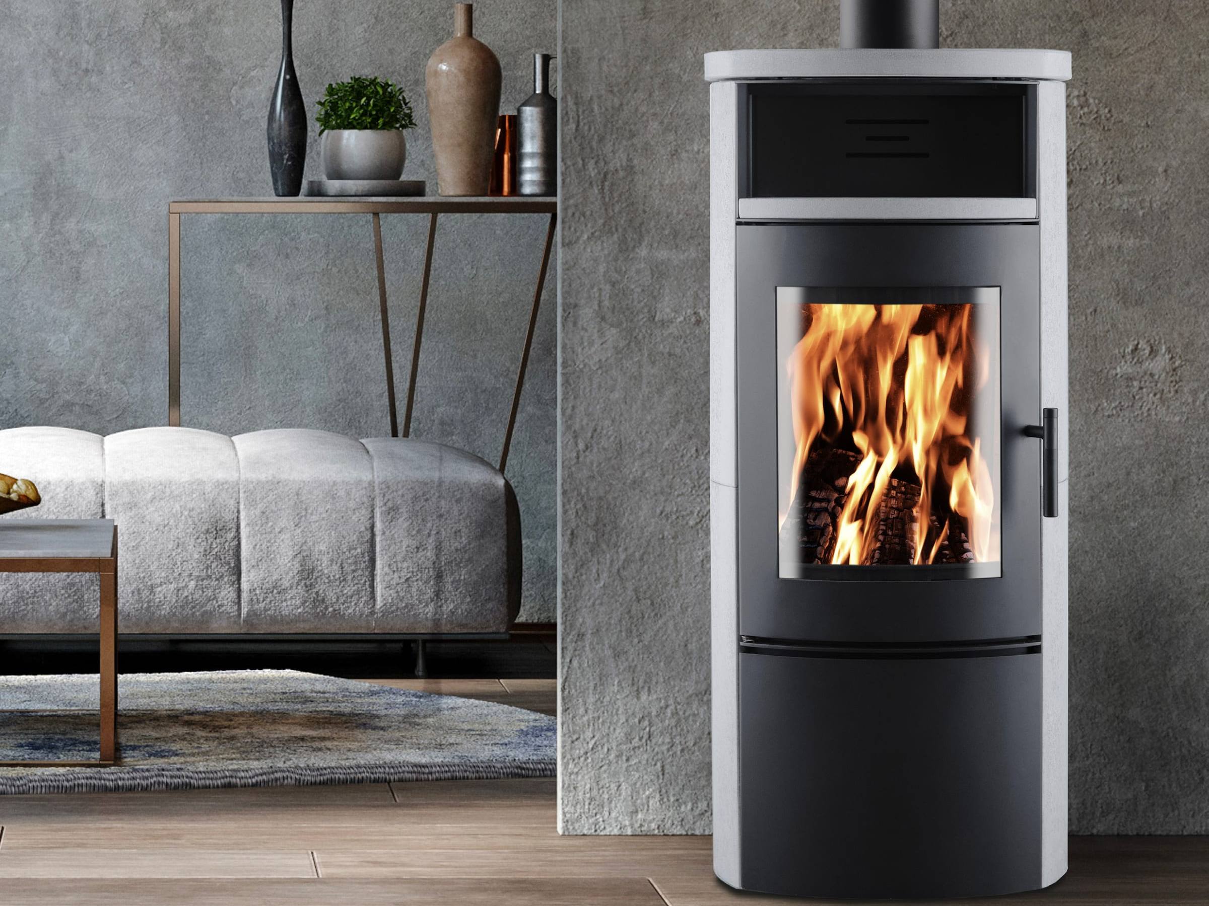 Kaminofen Serles von Stocker mit gebogener Glastür und Holzfeuer, Herstellerbild