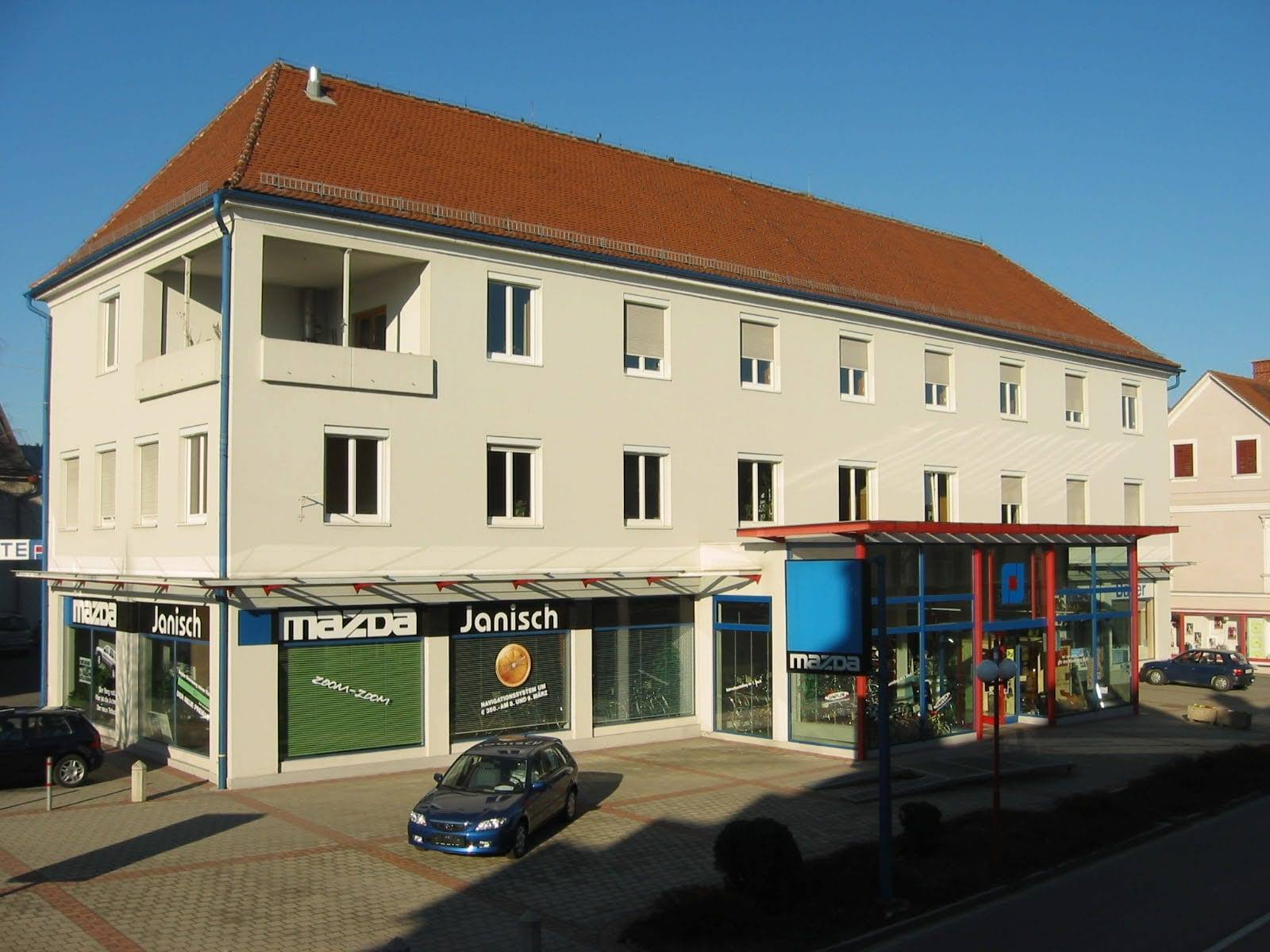 Das Geschäftshaus Ilz 150 mit Mazda-Schildern und dem Schriftzug Janisch, ältere Aufnahme